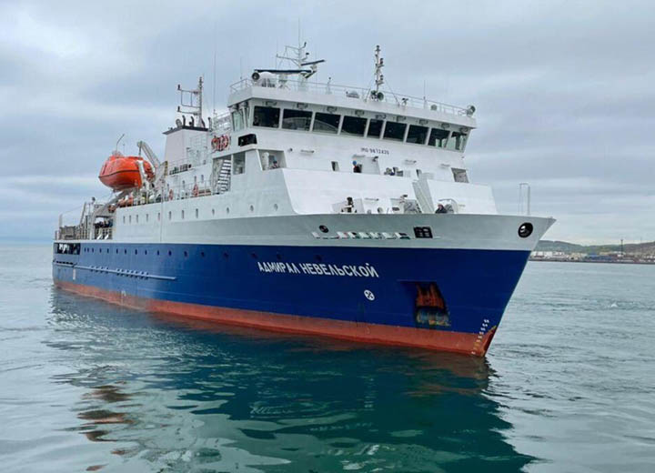 Грузопассажирский теплоход «Адмирал Невельской» отправился на плановый ремонт