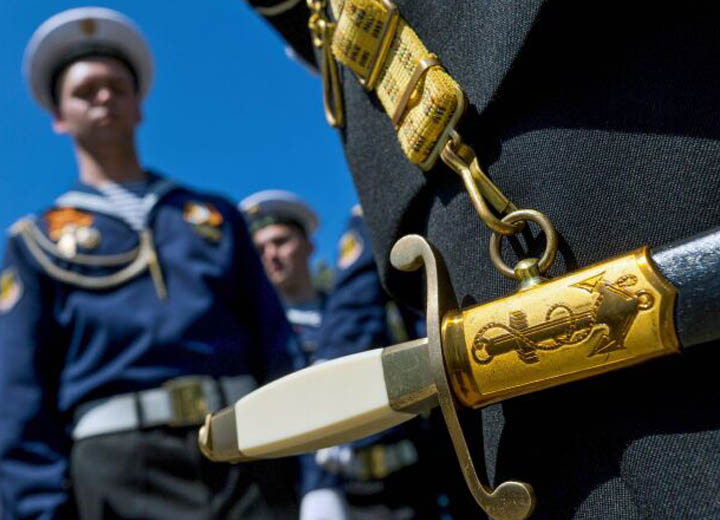 Совет Федерации России одобрил закон о праве отставников ВМФ носить кортики без оформления разрешения