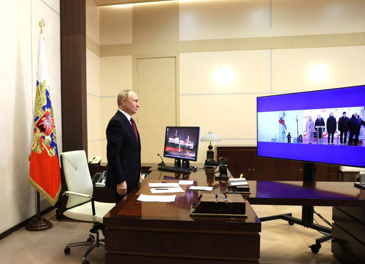 Владимир Путин принял участие в церемонии поднятия Государственного флага на атомном ледоколе «Урал»