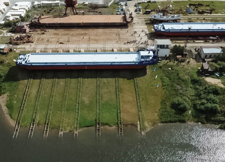 В Томской области на воду спустили первую морскую баржу для Енисейского пароходства