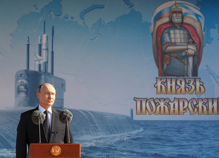 Владимир Путин принял участие в церемонии подъема флага на атомном крейсере «Князь Пожарский»