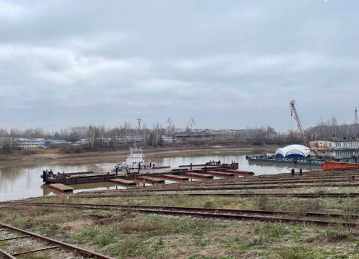 На Пермской судоверфи подняли две баржи-площадки