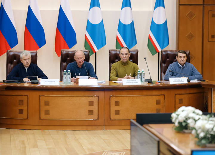 Помощник Президента России, председатель Морской коллегии РФ Николай Патрушев провел в Якутске совещание по вопросам грузоперевозок в Ленском бассейне