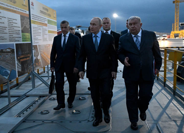Владимир Путин осмотрел строящиеся на ССК «Звезда» суда и новые цеха судостроительного предприятия