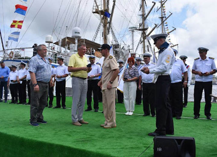 Во Владивостоке отпраздновали 30-летие парусника "Надежда"