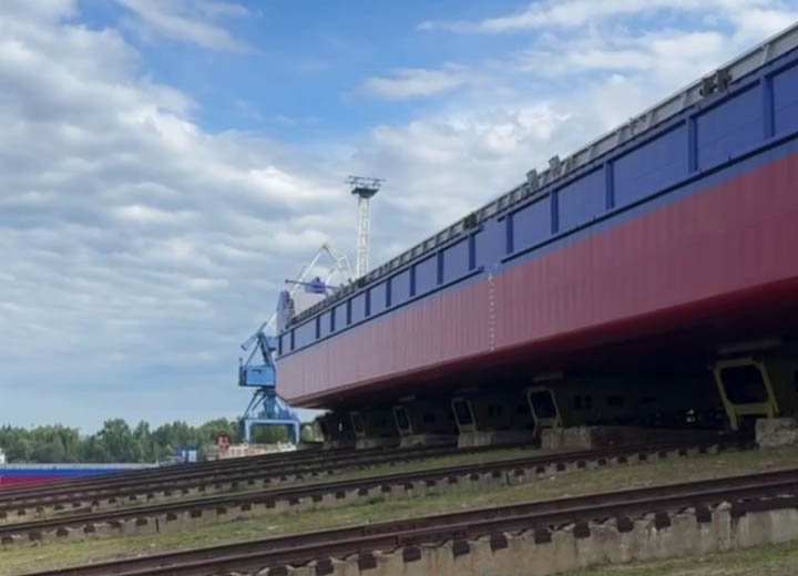 На Самусьской судоверфи спустили на воду баржу для Северного речного пароходства
