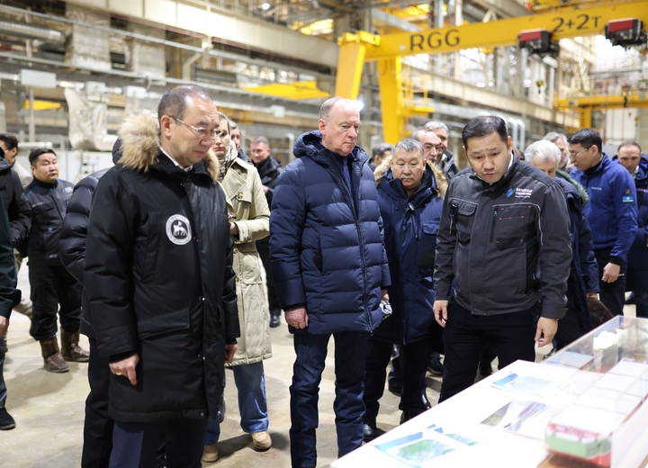 Помощник Президента России, председатель Морской коллегии РФ Николай Патрушев посетил Жатайскую судоверфь в Якутии