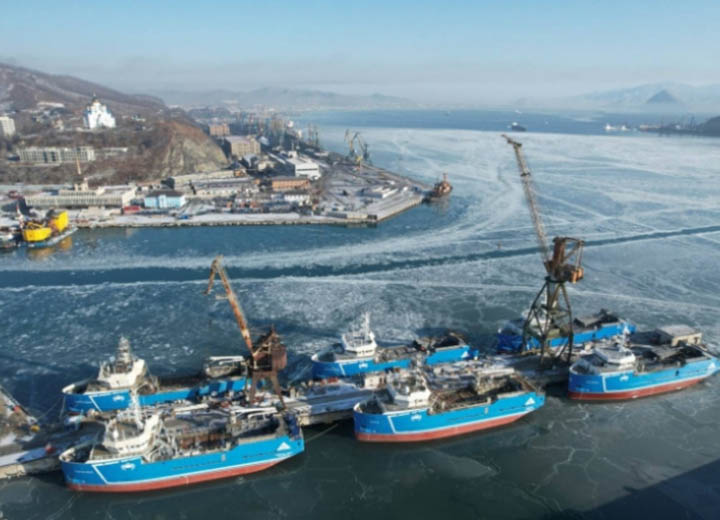 В Находке спустили на воду краболовы "Бухта Ольга" и "Карагинский залив"