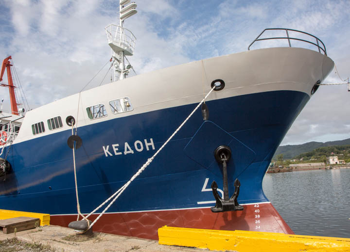На краболовном судне «Кедон» поднят Государственный флаг