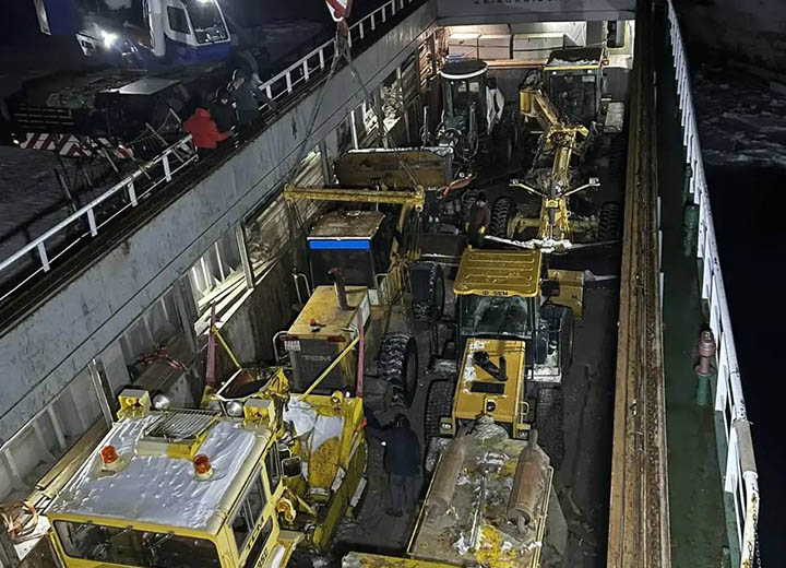 Грузовое судно «Виктор» доставит на Камчатку партию снегоуборочной техники с Сахалина