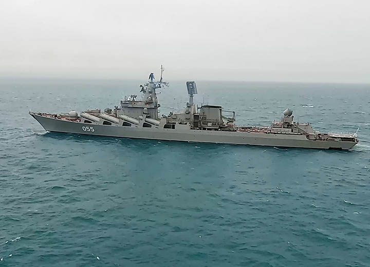 Ракетный крейсер Северного флота «Маршал Устинов» выполнил артиллерийские стрельбы в Баренцевом море