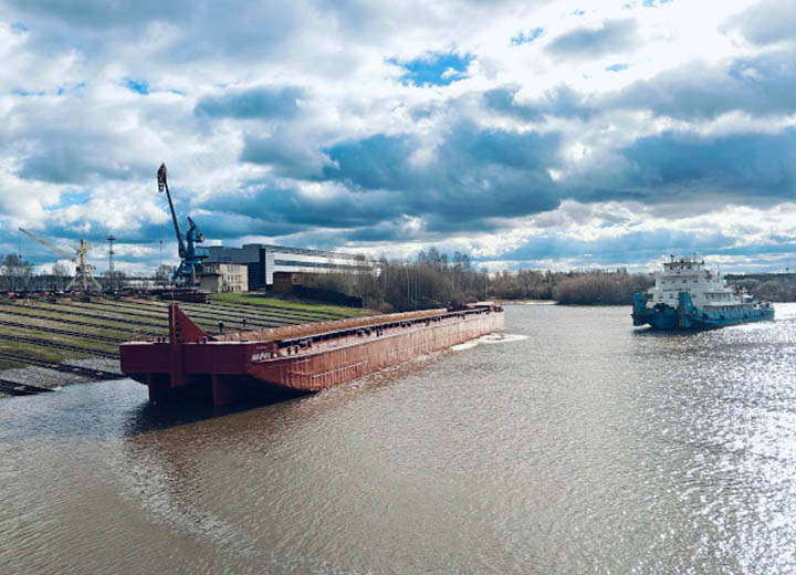 "Мария" и "Наталья" в родной стихии: "Пермская судоверфь" спустила на воду две баржи