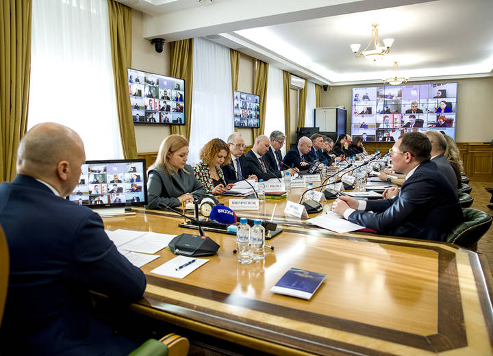 Буксиры Балтфлота обеспечивают работу паромной линии Балтийск — Балтийская коса в сложных ледовых условиях