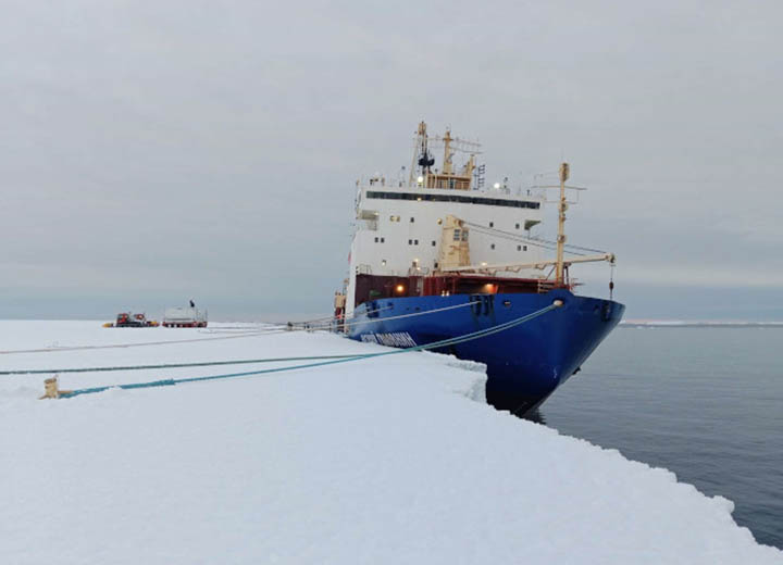 Дизель-электроход "Василий Головнин" завершает экспедицию в Антарктиде