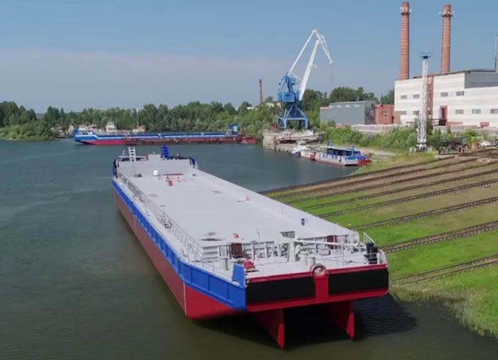 В Томской области спустили на воду несамоходную баржу-площадку МП-2501