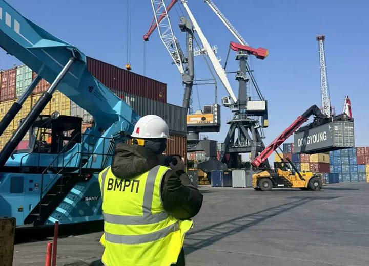 ВМРП проводит противодиверсионные осмотры судов при помощи подводных дронов