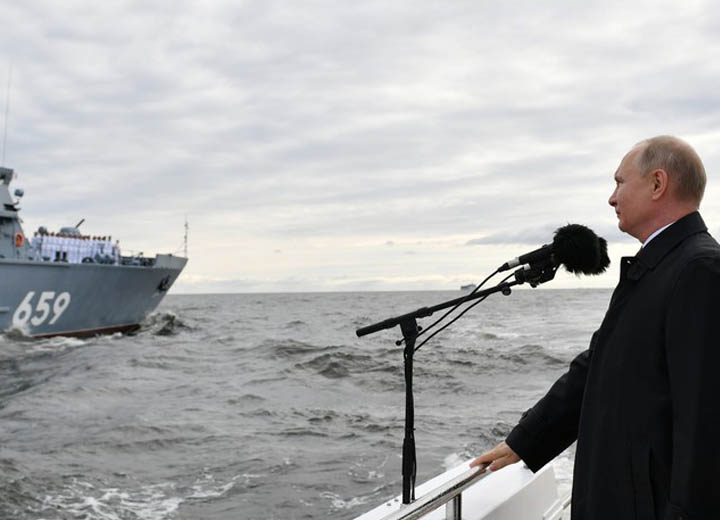 Владимир Путин обошел на катере парадную линию боевых кораблей на Кронштадтском рейде