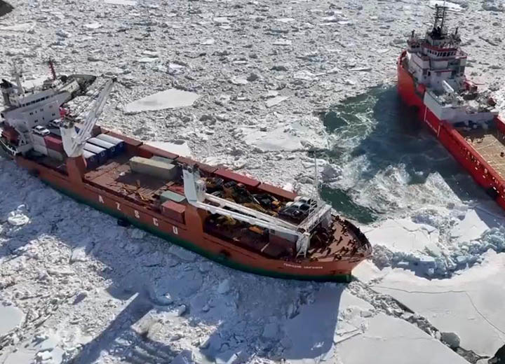К причалу морского терминала «Порт Эльга» пришвартовалось первое судно