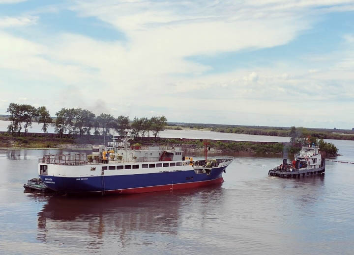 Спущенный на воду краболов «Омолон» проследовал на достройку в Приморье через морской порт Николаевск-на-Амуре