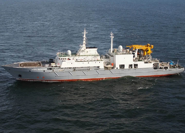 Спасательное судно ТОФ «Игорь Белоусов» обеспечило погружение водолазов-глубоководников в Охотском море