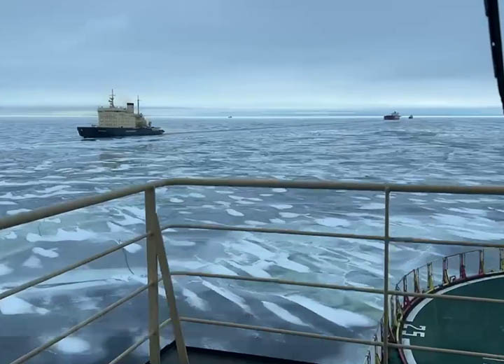 Ледоколы «Мурманск» и «Капитан Плахин» вывели изо льда сухогруз «СМП Новодвинск» в Балтийском море