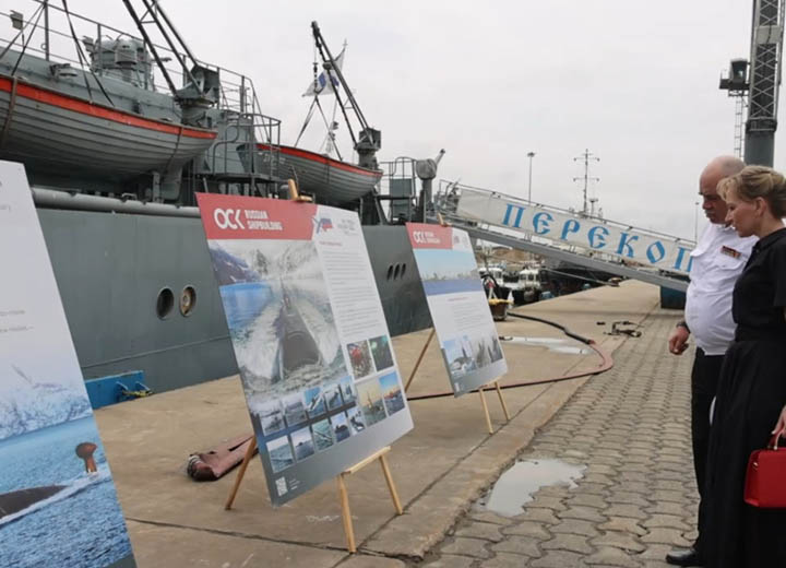 В Конго развернута планшетная выставка ОСК к 120-летию Подводных сил ВМФ России