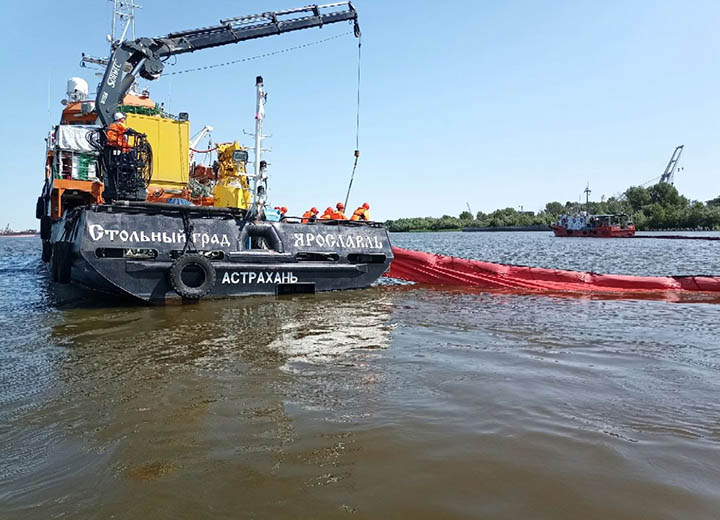 Морспасслужба провела учения по спасению на воде и ликвидации нефтеразливов в порту Астрахань