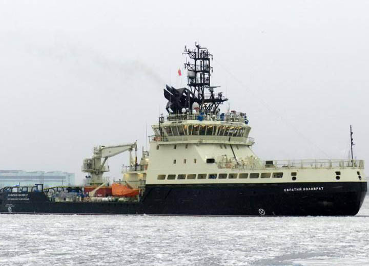 Ледокол ТОФ «Евпатий Коловрат» оказывает содействие застрявшему во льдах теплоходу «Мария»