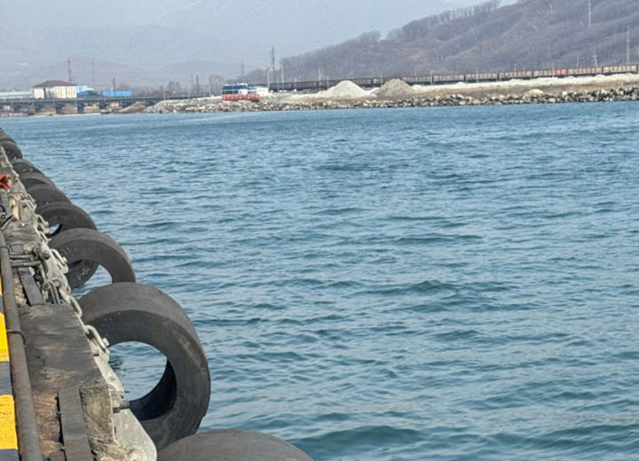 На терминале "Малый порт" в Находке продолжается ремонт причала