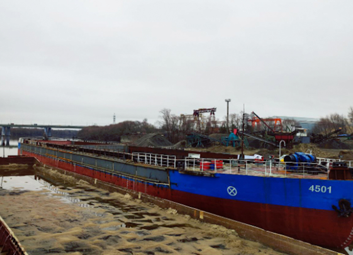 Продолжается переоборудование грузовой баржи проекта 145ПК