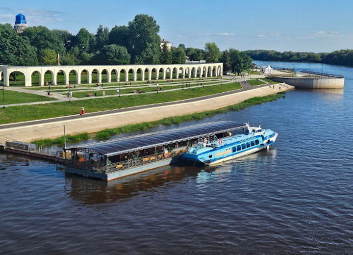 Теплоходы компании "Нева Тревел" вышли на новые водные маршруты в Новгородской области