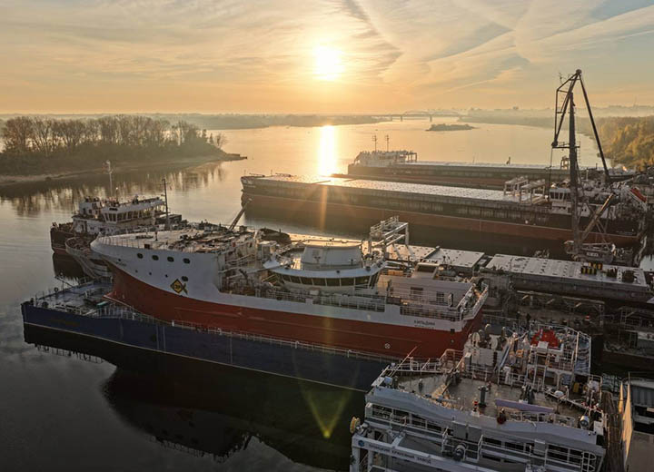 Завод ОСК «Красное Сормово» отправил в Санкт-Петербург для достройки второй краболов-процессор проекта КСП01