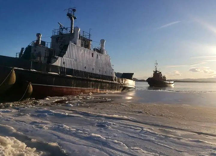 Дизель-электрический паром «Капитан Драбкин» спущен на воду после ремонта в Петропавловске-Камчатском