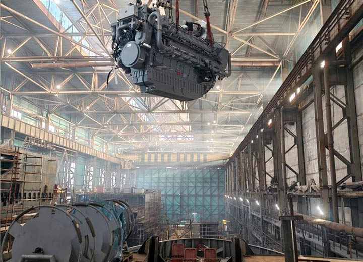 На строящийся ледокольный буксир «Нарвская застава» погрузили главные двигатели