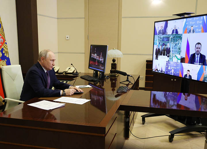 Владимир Путин открыл в Москве комплекс по производству аккумуляторов для речных электросудов