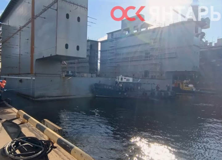На заводе «Янтарь» идет стыковка блоков дока «Капитан Анатолий Ермолаев» на воде