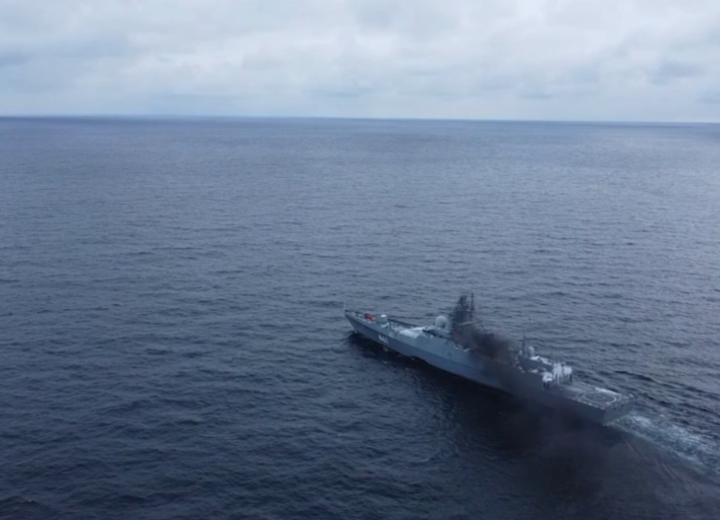 Фрегат «Адмирал флота Касатонов» выполнил артиллерийские стрельбы в акватории Баренцева моря