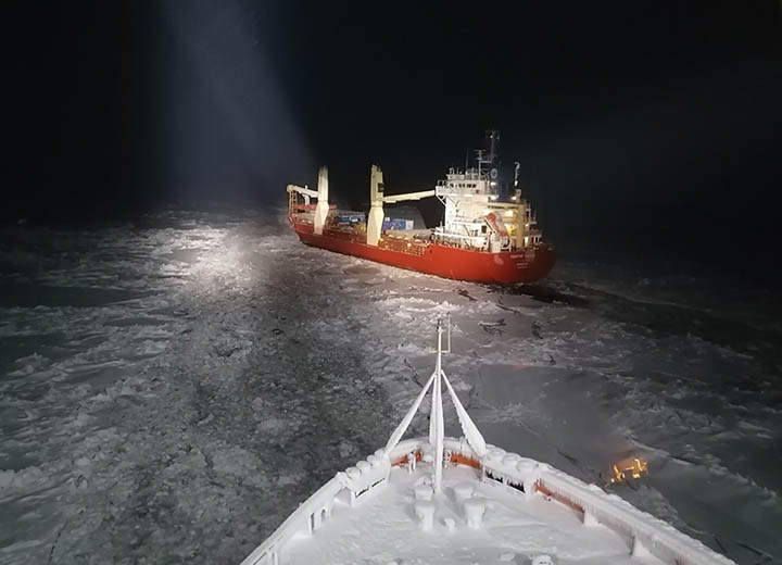 Дизельный ледокол Росморпорта провел сухогруз «Георгий Ушаков» к строящемуся на побережье Таймыра нефтепорту