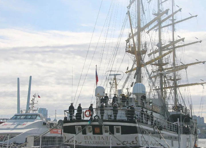 Учебный парусник "Паллада" держит курс на Китай