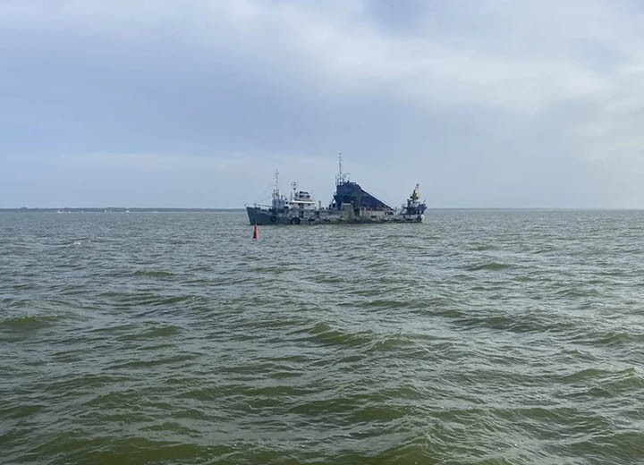 На Азово-Донском морском канале продолжаются дноуглубительные работы