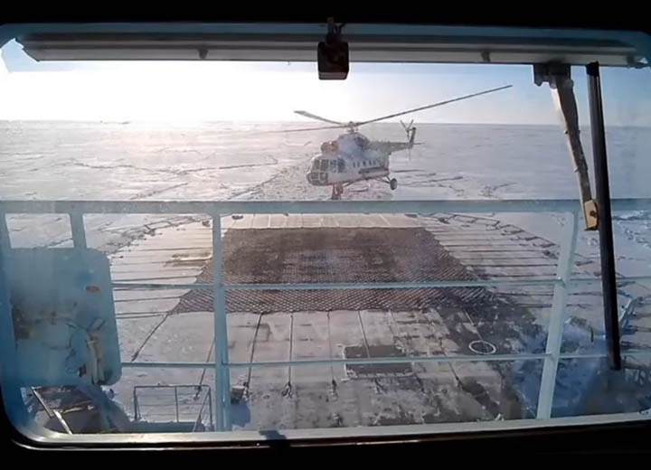 Экипаж атомного ледокола «Урал» помог в эвакуации тяжелобольного моряка в Карском море