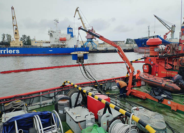 Учение по ликвидации разлива нефтепродуктов прошло в Большом порту Санкт-Петербург