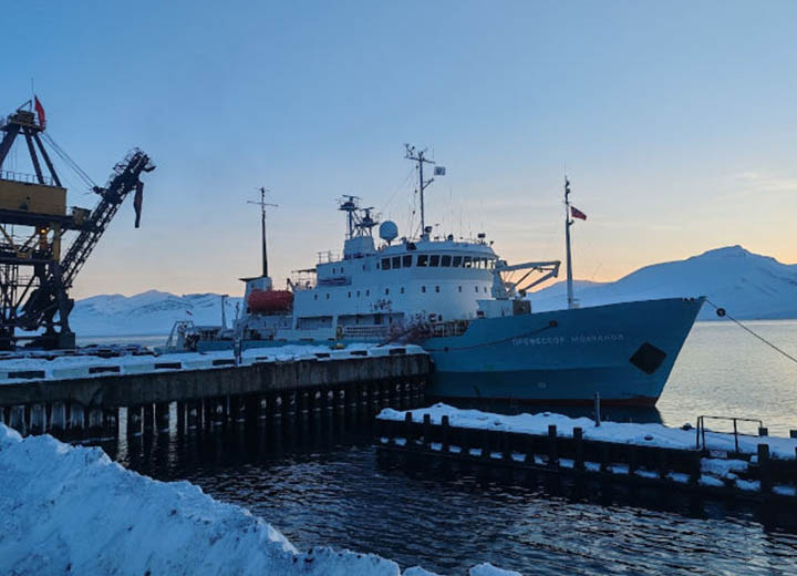 "Профессор Молчанов" доставил на Шпицберген грузы снабжения и сотрудников для работы в Арктике