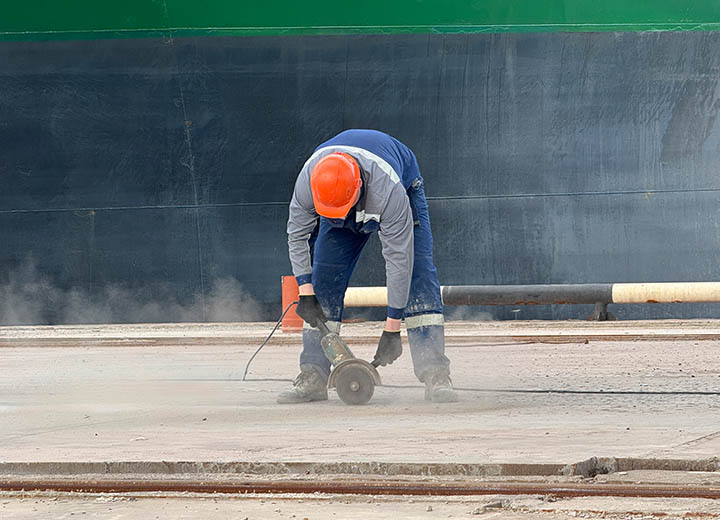 В Туапсинском балкерном терминале завершают ремонт покрытия причалов