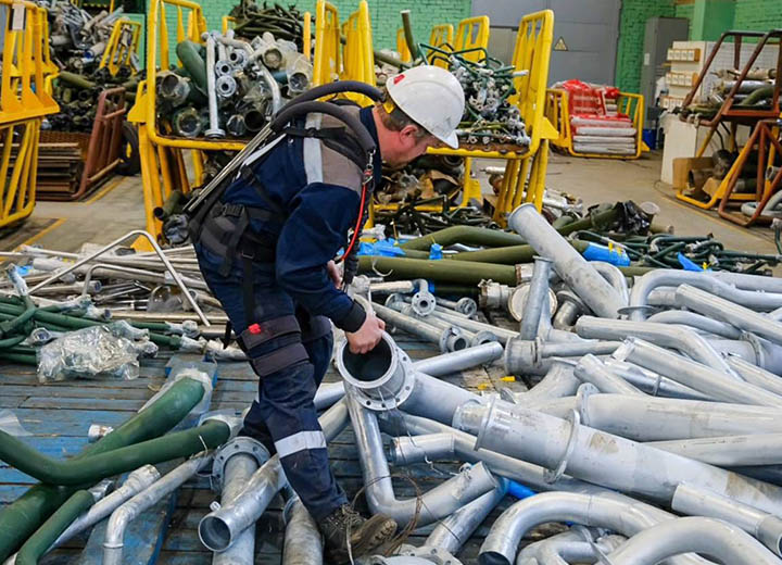 В трубомедницком цеху «Северной верфи» ОСК протестировали промышленный экзоскелет