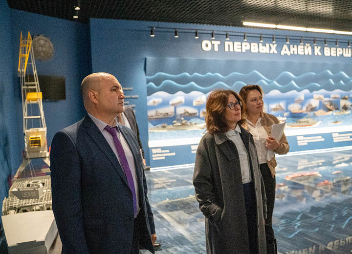 Делегация ОСК оценила работу учебного центра завода "Янтарь"