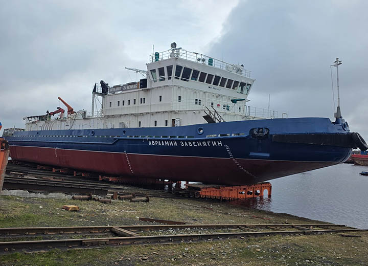 Архангельская РЭБ флота после докового ремонта спустила со слипа ледокол «Авраамий Завенягин»