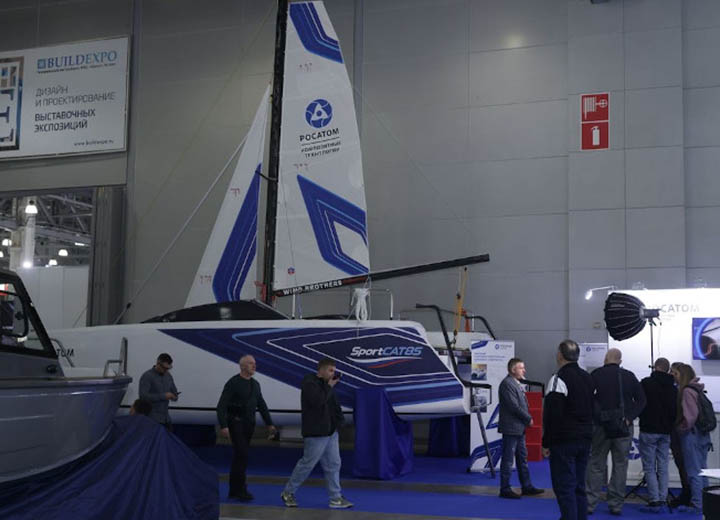 "Росатом" представил спортивно-туристический катамаран из композитов
