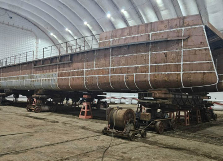 Строящийся на верфи «Нефтефлот» катамаран проекта 04790 «Соммерс-L» перемещен в эллинг