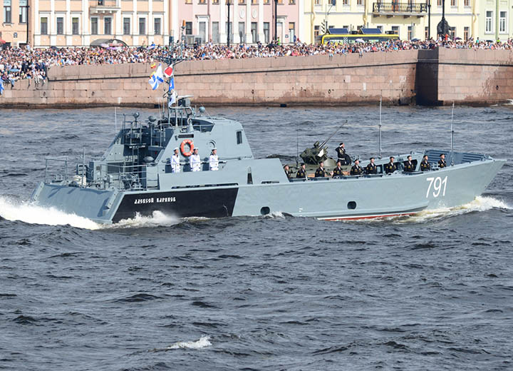 Десантные катера Балтийского флота провели тренировку по погрузке и выгрузке военной техники с береговой черты